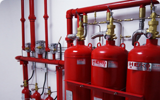 采用气体灭火装置、有管网灭火系统，高效安全